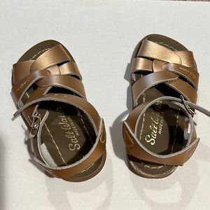 Toddler/Kids Saltwater sandals in rose gold sz 5